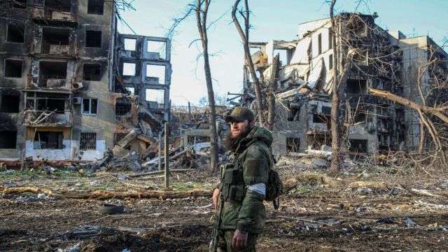 Окупанти у зруйнованому Маріуполі