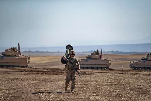 Американський солдат із протитанковою зброєю Javelin під час спільних військових навчань у сирійській північно-східній провінції Хасака у вересні.