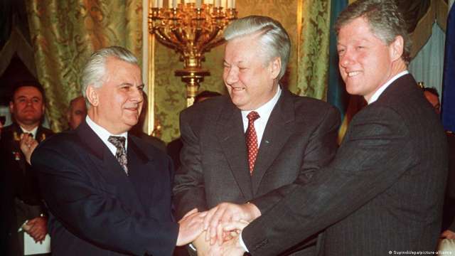 У 1994 році Україна віддала свій успадкований від СРСР ядерний арсенал в обмін на