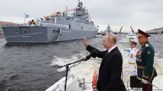 Путін та міністр оборони Шойгу на урочистостях в С. Петербурзі з нагоди Дня Військово-Морського Флоту РФ. Путін неодноразово погрожував застосуванням ядерної зброї