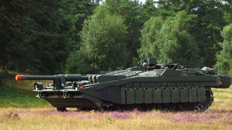 Армія Швеції мала 335 "безбаштових" танків Stridsvagn 103. Саме їм на заміну були придбані танки Stridsvagn 122 - ліцензійні копії німецького Leopard 2
