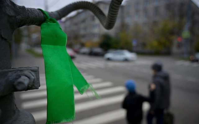Ця зелена стрічка, прив’язана до ліхтарного стовпа в москві, стала символом протесту проти російського вторгнення