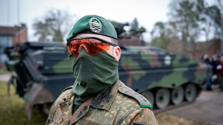 Член Бундесверу, який зараз навчає особовий склад української армії керувати німецькими танками, приховує свою особу