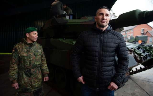 Колишній чемпіон України з боксу Володимир Кличко відвідав німецьку військову базу та сказав The Telegraph, що Україна «бореться кулаками, ми боремося зброєю» 