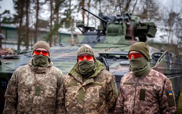 Українські військові стоять перед бойовими машинами піхоти Marder у Panzertruppenschule (танкова школа) у Мюнстері
