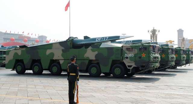 Гіперзвукові ракети Dongfeng-17. DF-17 здатна вражати цілі на відстані від 1,8 до 2,5 тис. км. Проте офіційних підтверджень цієї інформації з боку влади КНР не надходило