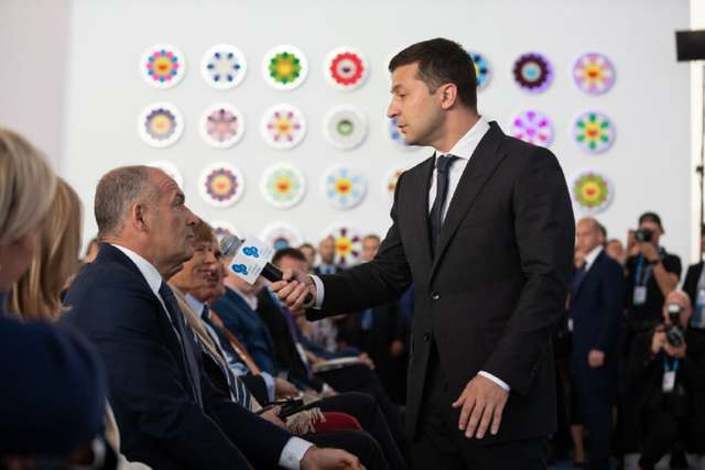 Віктор Пінчук спілкується з Володимиром Зеленським на форумі YES