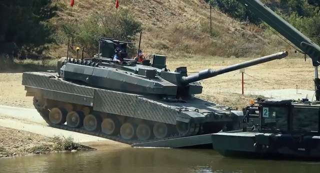 Турецький танк Altay під час ходових випробувань