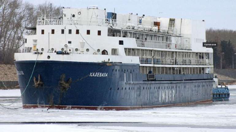 Окупанти притягли «плавучу казарму» до Маріуполя