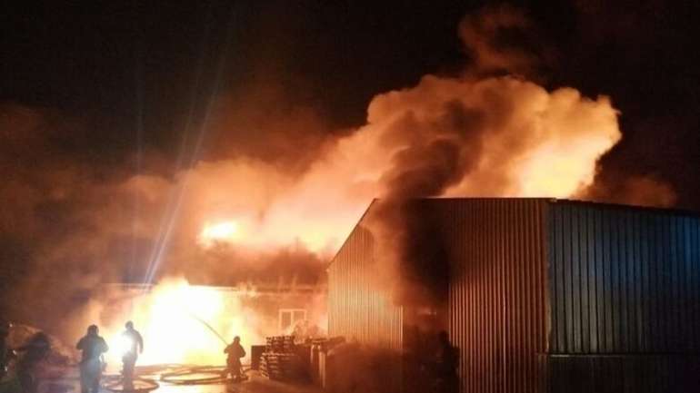 У російському Омську спалахнула пожежа на складі з пластиком