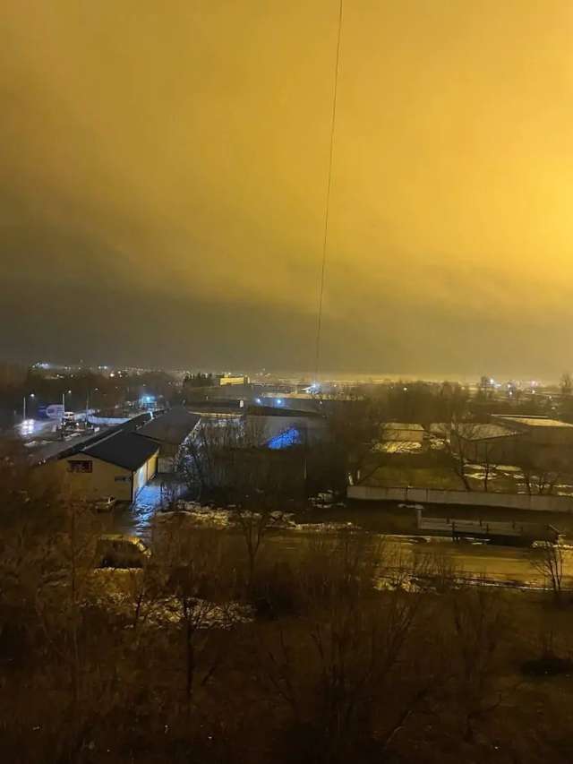 У російському Омську спалахнула пожежа на складі з пластиком_4