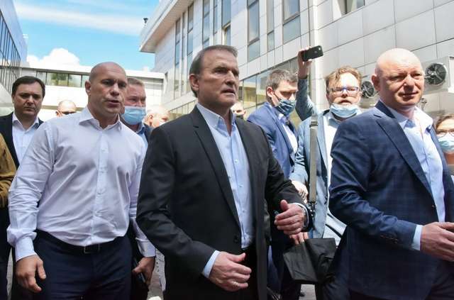   Ілля Кива та Віктор Медведчук ідуть на засідання суду в Києві, 21 травня 2021 року.