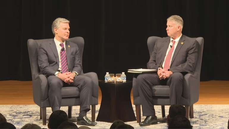 Директор ФБР Крістофер Рей під час виступу в Техаському університеті A&M у Колледж-Стейшен