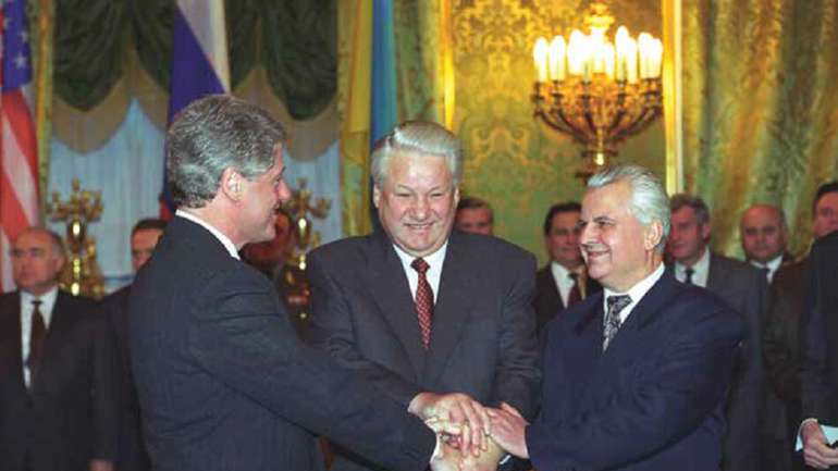 У 1994 році Білл Клінтон підписав тристоронню угоду з тодішніми президентами росії й України про ліквідацію арсеналу стратегічної ядерної зброї