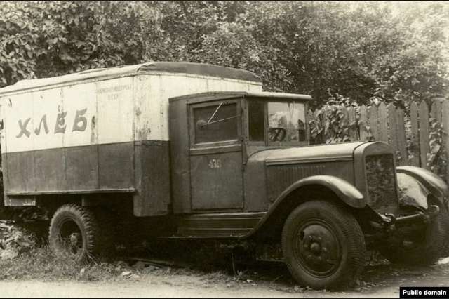 Пересувні газові камери були створені на базі поширеної тоді вантажівки ГАЗ-АА, варіація якої (з закритим кузовом) використовувалася для транспортування хлібобулочних виробів