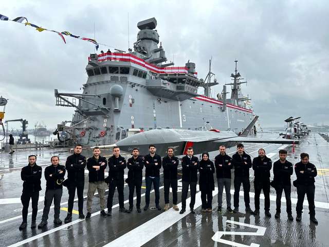 Турецький реактивний БПЛА Kizilelma та вертольоти AH-1 Super Cobra на борту УДК Anadolu, 10 квітня 2023 року.