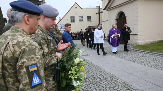 У Польщі попрощалися з воїном, який боровся за Україну_10