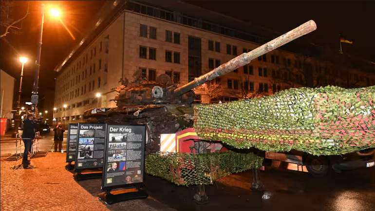 Влада Берліну вимагає гроші за "паркування" підбитого танка перед посольством рф