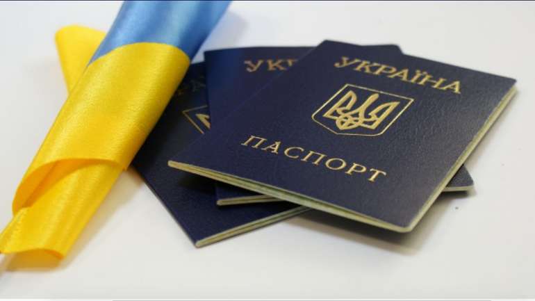 Скільки українців змогли б підтвердити своє громадянство?