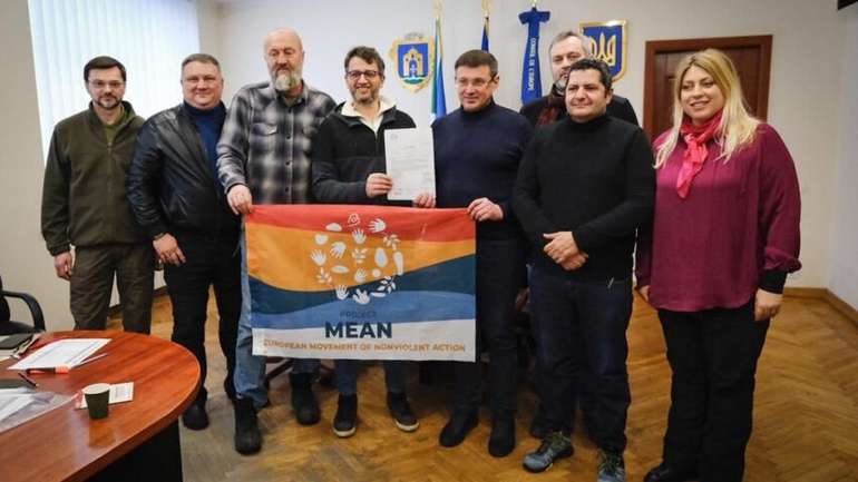 Зустріч з українськими активістами. А. Моретті у центрі, перша праворуч - Т. Шишняк.