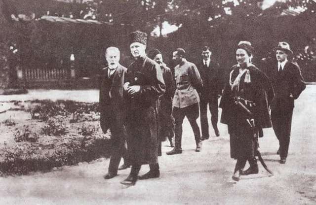 Павло Скоропадський і глава його уряду Федір Лизогуб (крайній ліворуч)