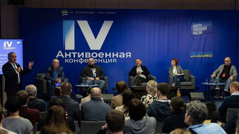 Банда російських «лібералів» мріє увійти у Кремль на тілах українців