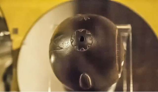 Рівні отвори із двох кінців артефакту.