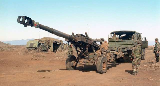 Американські військові з гаубицею M198