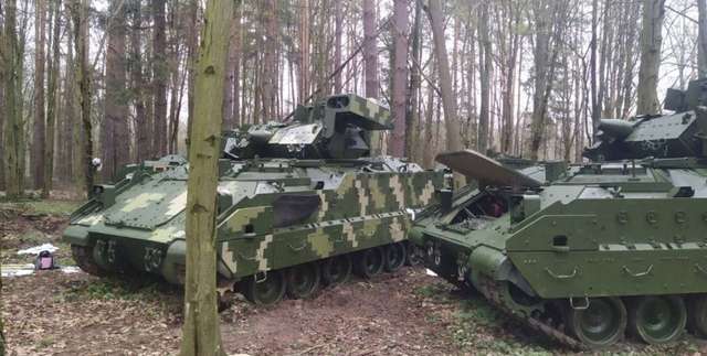 Американські БМП Bradley в камуфляжі ЗСУ