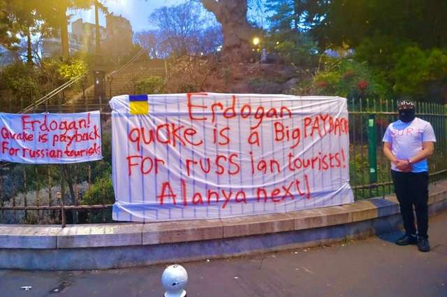 Акція з банером вранці на площі Сен-П'єр