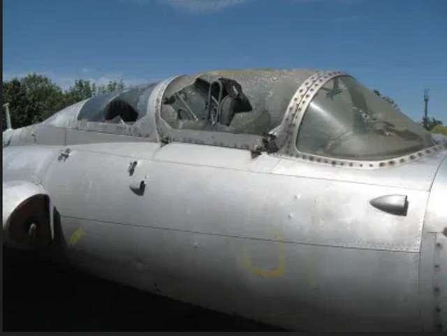  Розстріляний Нацгвардією старенький чеський навчальний реактивний літак L-29, який Булатов вирішив бюджетним коштом перетворити на флагмана «авіації ЛНР»