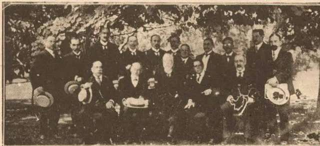 Члени Наукового товариства Чилі Quinta Normal в Сантьяго в 1919 році. Перший праворуч - професор Роберто Ренгіфо.