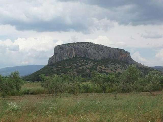 Печера розташована на схилах вапнякового пагорба з видом на село Теопетра