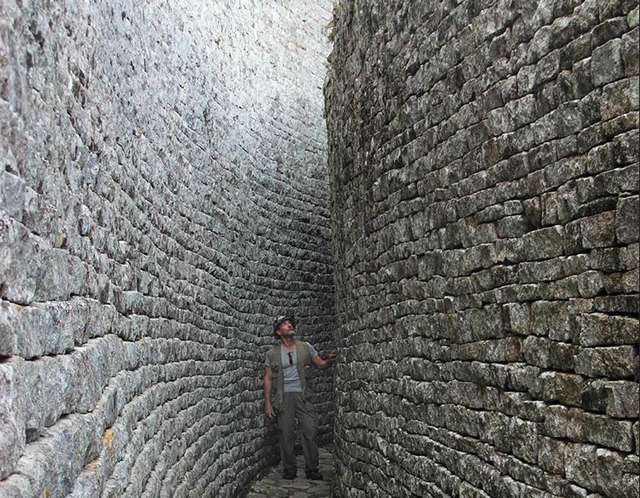 У 1485 р. португальці рухалися вглиб Африки і знайшли місто невідомої цивілізації_3