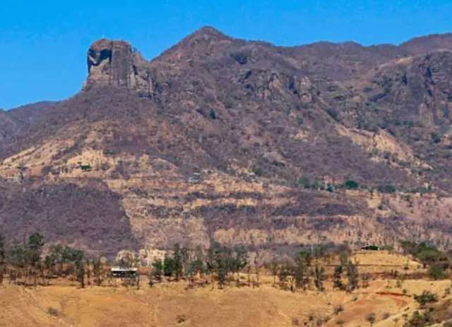 Серро-де-ла-Муньєка височить над містом Сан-Міґель-Ікстапан здалеку і є предметом багатьох цікавих легенд і місцевих переказів