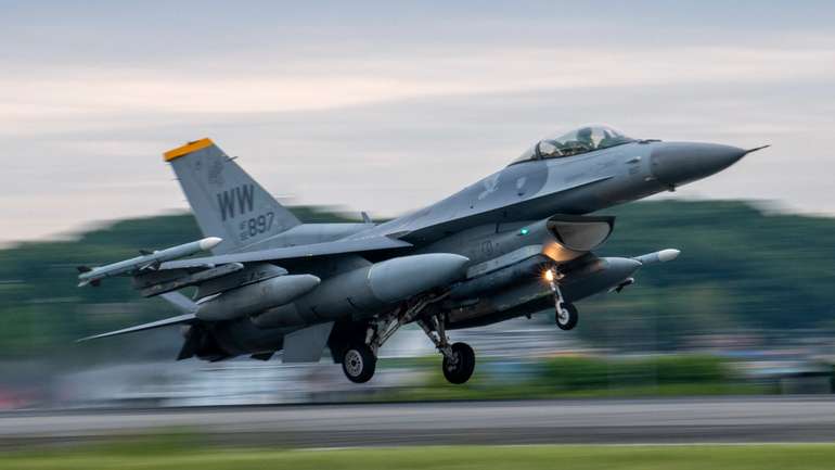 США не дозволяють Європі тренувати українських пілотів на F-16