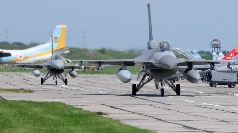 Винищувачі F-16 на летовищі 831-шої бригади тактичної авіації  Повітряних сил ЗСУ