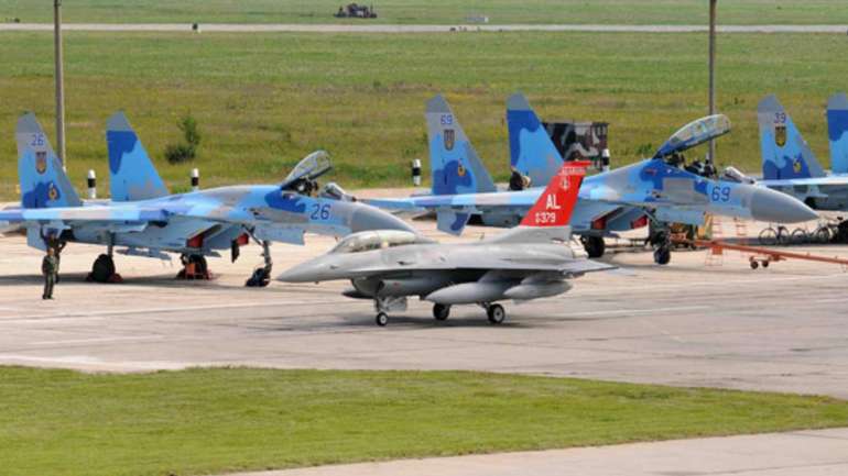 Американський F-16 та українські літаки Cу-27 на летовищі 831-шої бригади тактичної авіації Повітряних сил ЗСУ
