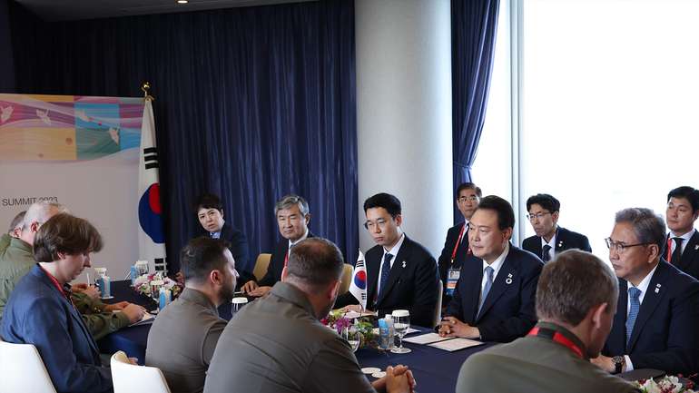 Зустріч президентів Південної Кореї та України у Японії. Цікаві вирази обличчя у корейців, коли у них вимагають гроші, вони не можуть відмовити та знають, що їх їм не повернуть.