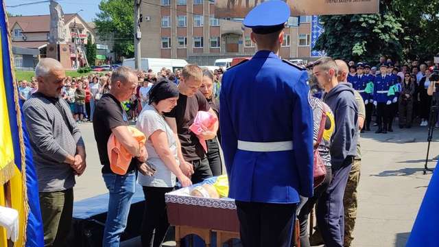 На Черкащині всім селом провели в останню путь нацгвардійця Бондаренка_7
