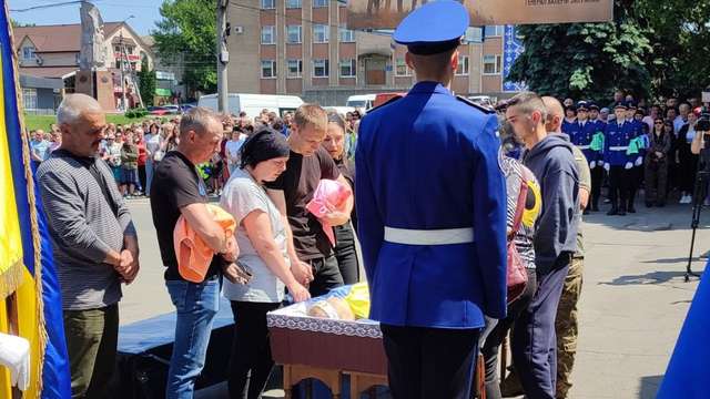 На Черкащині всім селом провели в останню путь нацгвардійця Бондаренка_8