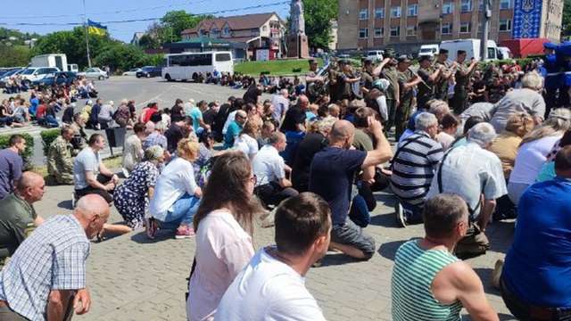 На Черкащині всім селом провели в останню путь нацгвардійця Бондаренка_9