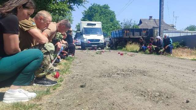 На Черкащині всім селом провели в останню путь нацгвардійця Бондаренка_1