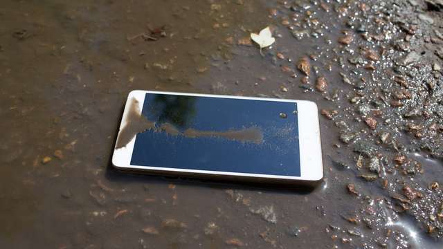 В Індії осушили озеро, щоб знайти смартфон місцевого урядовця_2