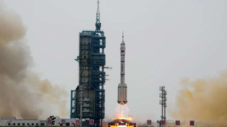 Китай відправив у космос першого цивільного астронавта