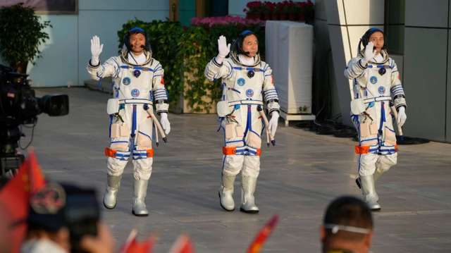 Китай відправив у космос першого цивільного астронавта_2