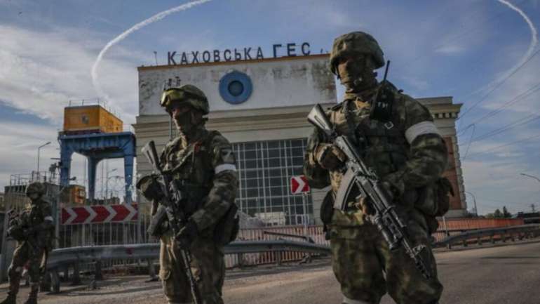 Російські окупанти на території Каховської ГЕС в 2022 році,