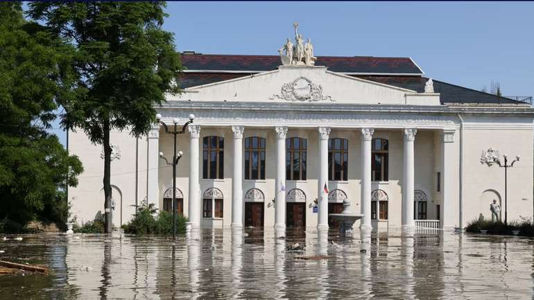 Підтоплення Будинку культури після підриву греблі на Каховській ГЕС. Нова Каховка, Херсонська область, 6 червня 2023 року