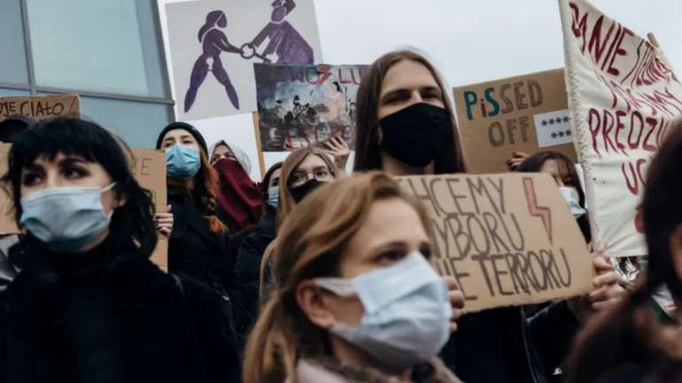У Польщі анонсували масштабні протести після смерті вагітної, якій відмовили в аборті