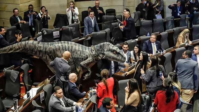 У парламенті Колумбії виступив динозавр_1